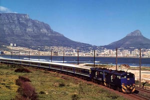 Le Train Bleu et la Montagne de la Table au Cap, en Afrique du Sud. © AP/SIPA