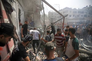 Le 9 octobre 2023, après un raid aérien israélien, des Palestiniens fouillent les ruines d’un immeuble à la recherche de survivants. © Mohamed Zaanoun/Middle East Images via AFP