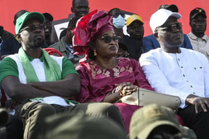 (De g. à dr.) Ousmane Sonko, Aïda Mbodji et Khalifa Sall lors d’un rassemblement de l’opposition sénégalaise, place de l’Obélisque à Dakar, le 8 juin 2022. © SEYLLOU/AFP