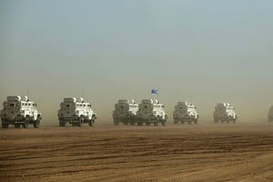 Convoi logistique de la Minusma, en février 2017. New APCs for the MINUSMA military contingent are being convoyed from Gao to Kidal, Mali February 16, 2017. Each month MINUSMA organizes logistic convoys involving hundreds of civilians and military vehicles to supply remote UN bases in northern Mali. Picture taken February 16, 2017. Photo ILLUSTRATION
© MINUSMA/Sylvain Liechti handout via REUTERS