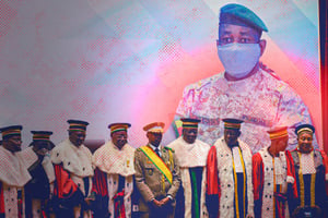 Le colonel Assimi Goïta, président de la transition au Mali, lors de la cérémonie d’investiture à Bamako, le 7 juin 2021. Colonel Assimi Goita, leader of two military coups and new interim president, poses with the lawyers during his inauguration ceremony in Bamako, Mali June 7, 2021. 
© MONTAGE JA : Amadou Keita/REUTERS