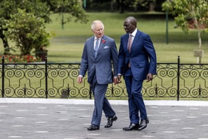 Le roi Charles III et le président kényan William Ruto lors de la cérémonie d’accueil du souverain britannique, en octobre. Une visite placée sous le signe de la collaboration. © Luis Tato/AFP