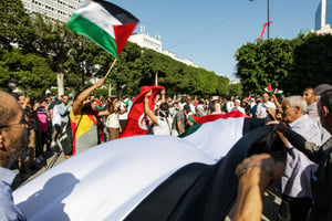 Un rassemblement organisé en solidarité avec les Palestiniens sur l’avenue Habib-Bourguiba à Tunis, en Tunisie, le 13 octobre 2023. © Yassine Mahjoub/SIPA