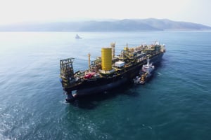 Le méga-gisement Baleine a un potentiel estimé à 2,5 milliards de barils de pétrole et plus de 3 300 milliards de pieds cube de gaz naturel associé. Ici, un bâtiment du géant des hydrocarbures italien Eni, au  large des côtes ivoiriennes. © ENI