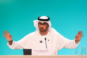 Le président de la COP28, qui se tient à Dubaï, lors d’une conférence de presse le 4 décembre 2024. © Photo by KARIM SAHIB / AFP