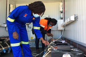 Chargement des batteries lithium-ion d’une moto électrique Hamba dans une station de recharge solaire à Wedza, au Zimbabwe, le 22 mai 2020. © REUTERS/MacDonald Dzirutwe