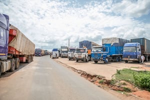 À Malanville, des camions sont coincés depuis des mois à la frontière entre le Niger et Bénin (18 septembre 2023). © AFP