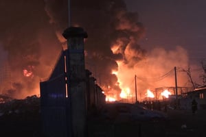 Un impressionnant incendie s’est déclaré dans le port de Conakry, dans la nuit du 17 au 18 décembre. © STRINGER / AFP