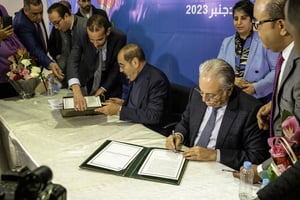 Driss Lachgar (à g.) et Nabil Benabdellah signant un mémorandum d’action politique commune, le 15 décembre 2023, au siège de l’USFP, à Rabat. © Alexandre Chaplier pour JA