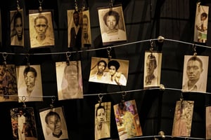 Des photos de famille de personnes décédées exposées au Centre commémoratif du génocide à Kigali, au Rwanda. © Ben Curtis/AP/SIPA