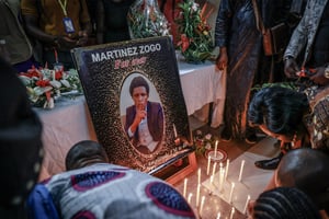 Un portrait du journaliste Martinez Zogo a été placé dans une salle de Radio Amplitude FM pour lui rendre hommage, à Yaoundé, le 23 janvier 2023. © Daniel Beloumou Olomo / AFP