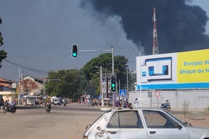Lors de l’explosion du dépôt central de carburant de Kaloum, dans la nuit du 17 au 18 décembre 2023. © Diawo Barry