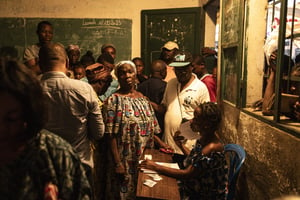 Dans un bureau de vote de Kinshasa, dans la soirée du 20 décembre 2023, lors du scrutin présidentiel. © Photo by JOHN WESSELS / AFP