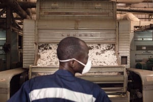Dans une usine de coton de la Sofitex, à Bobo-Dioulasso. © Théo Renaut pour JA