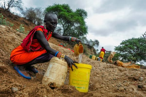 Des femmes à la recherche d’eau potable, dans la province de Kajiado (vallée du Rift), au Kenya, en novembre 2022. © Gerald Anderson/Anadolu Agency via AFP