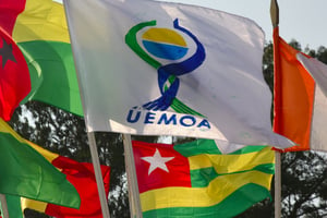 Le drapeau de l’Uemoa (Union économique et monétaire ouest-africaine), à Abidjan, le 12 juillet 2019. © ISSOUF SANOGO/AFP