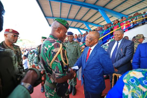 Le président de la transition au Gabon, le général Brice Clotaire Oligui Nguema, et Albert Ondo Ossa, lors de la tournée républicaine du chef de l’État dans le Woleu-Ntem, le 21 décembre 2023. © Présidence de la République gabonaise