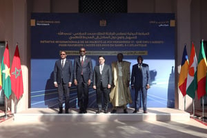 Le ministre marocain des Affaires étrangères, Nasser Bourita (au centre), entouré de ses homologues (de g. à dr.) : le Burkinabè Karamoko Jean-Marie Traoré, le Malien Abdoulaye Diop, le Nigérien Bakary Yaou Sangaré et l’ambassadeur du Tchad à Rabat, Hassan Adoum Bakhit Haggar, le 23 décembre 2023, à Marrakech. © MAP
