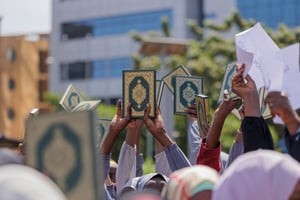 Des femmes brandissent le Coran lors d’une manifestation contre le blasphème à Bamako, le 4 novembre 2022, à l’appel du Haut Conseil islamique du Mali, après la diffusion d’une vidéo virale d’un homme « insultant » le texte sacré. © OUSMANE MAKAVELI/AFP