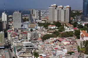 À Luanda, en Angola. Pays dans lequel la fuite des capitaux représente presque le double des dépenses publiques en matière de santé, entre 2000 et 2018. © Rodger BOSCH/AFP