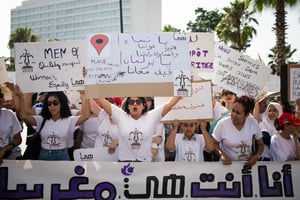 Manifestation féministe initiée par le collectif Hiya, appelant à une réforme de la Moudawana et du code pénal, place des Nations-unis à Casablanca, le 25 juin 2023. © Milla Morisson/Hans Lucas via AFP