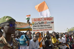 La création de l’Alliance des États du Sahel (AES), véritable « front kaki » rassemblant les putschistes nigériens, maliens et burkinabè, a ébranlé les certitudes de ceux qui misaient sur l’isolement des juntes de la région. © BOUREIMA HAMA / AFP