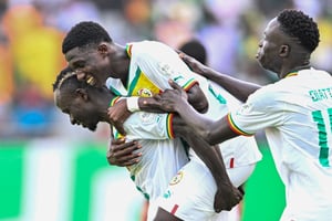 Lamine Camara célèbre son doublé avec ses coéquipiers lors du match face à la Gambie (3-0) © Issouf SANOGO / AFP