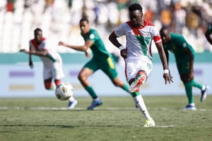 Le Burkinabé Bertrand Traoré qui réussit son penalty dans les dernières minutes de jeu face à la Mauritanie © KENZO TRIBOUILLARD / AFP
