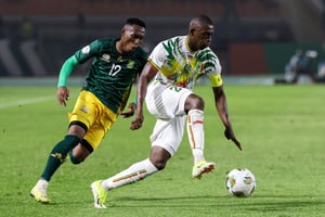 Le défenseur du Mali Hamari Traoré face au Sud-Africain Thapelo Maseko lors de la Coupe d’Afrique des nations © Fadel SENNA / AFP
