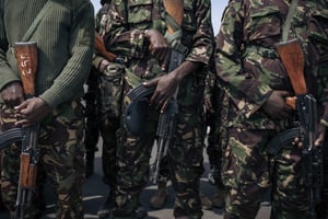 Des soldats kényans de la force déployée par l’EAC dans l’est de la RDC se préparent à quitter le pays, le 3 décembre 2023. © Photo by Alexis HUGUET / AFP