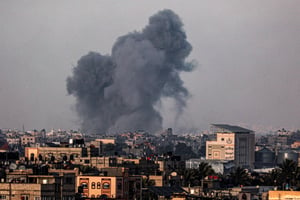Bombardement israélien sur Khan Younès, vu depuis Rafah, le 18 janvier 2024. © AFP