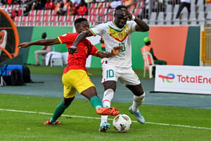 Le Guinéen Aguibou Camara tente de prendre le dessus sur le Sénégalais Sadio Mané pendant la Coupe d’Afrique des nations © Issouf SANOGO / AFP