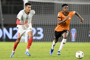Le Marocain Azzedine Ounahi face au Zambien Miguel Chaiwa lors de la Coupe d’Afrique des nations © SIA KAMBOU / AFP