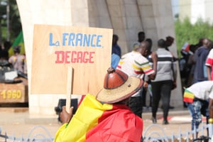 Plusieurs dizaines de Maliens manifestaient contre la France à l’occasion du 60e anniversaire de l’indépendance du Mali, le 22 septembre 2020, à Bamako. © STRINGER/ANADOLU AGENCY via AFP