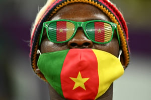 Un supporteur camerounais lors d’un match de la Coupe du monde au Qatar, en décembre 2022. © Jewel SAMAD