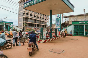 Avec cette nouvelle hausse du prix du carburant, le spectre des émeutes de février 2008 refait surface. À Yaoundé. © Daniel Beloumou Olomo/AFP