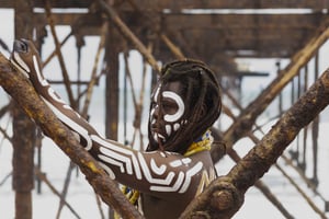 « Mémoire rêveuse », performance réalisée par l’artiste Ras Sankara sous le wharf de la plage de Lomé, en août 2023, « pour exprimer les cicatrices corporelles et mentales subies lors de la colonisation allemande ». © Wody Yawo