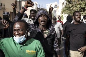 Manifestants devant le Parlement sénégalais, à Dakar, le 5 février 2024. © JOHN WESSELS / AFP
