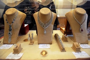 Des bijoux ayant appartenu à la famille Ben Ali exposés lors d’une vente aux enchères, à Gammarth, près de Tunis, le 22 décembre 2012. © FETHI BELAID/AFP