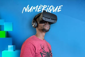 Le développeur de jeux kényan Nathan Masyuko essaie des lunettes de réalité virtuelle (VR) lors de l’Africa Games Week Gaming Expo au château de Bonne-Espérance, au Cap, le 7 décembre 2019. Cet événement vise à réunir les aspects créatifs et commerciaux du développement de jeux en Afrique du Sud. © Montage JA; RODGER BOSCH/AFP