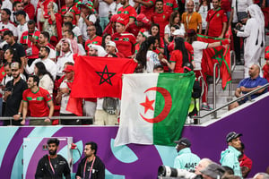 Supporters algériens et marocains célébrant la victoire du Maroc sur la Belgique lors de la Coupe du monde de football, à Doha (Qatar), le 27 novembre 2022. © Adil Benayache/SIPA