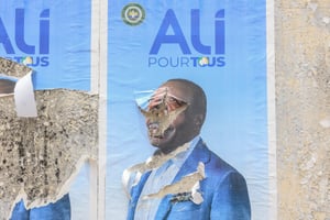 Affiches de campagne déchirées du président gabonais déchu, Ali Bongo Ondimba, et de son parti politique, le Parti démocratique gabonais (PDG), à Libreville, le 7 septembre 2023. © AFP