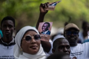 Des partisans du président Macky Sall et du candidat à la présidentielle, et ex-Premier ministre, Amadou Ba lors d’une marche pour la paix à Dakar, le 3 mars 2024. © ABDOU KARIM NDOYE/AFP