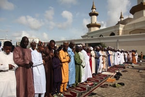 Prière de l’Aid al-Fitr, qui marque la fin du ramadan, à Lagos, Nigeria, le 21 avril 2023. © Emmanuel Osodi/Anadolu via AFP