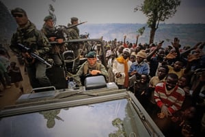 Le 1er juillet 1994, des commandos de marine de l’armée française interviennent à Butare, au Rwanda. © MONTAGE JA : José Nicolas/Hans Lucas via AFP