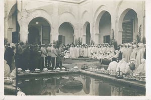 Réception des notables de la ville par le général Lyautey, à Fès, au Maroc, en 1916. © Rmn-Grand Palais via AFP