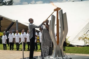 Le président rwandais, Paul Kagame, et la première dame Jeannette Kagame allument la flamme du souvenir lors de la 29e cérémonie de commémoration du génocide des Tutsi au Mémorial de Gisozi, le 7 avril 2023. © MARIAM KONE/AFP