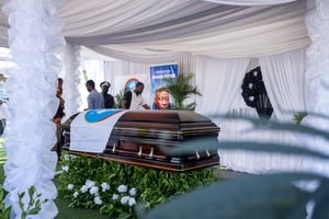 Le cercueil de Chérubin Okende, ancien ministre des Transports devenu député de l’opposition, lors de ses funérailles à Kinshasa, le 20 mars 2024. © CHRIS MILOSI/EPA/ via MaxPPP