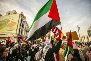 Des Tunisiennes brandissent des drapeaux palestiniens lors d’une manifestation pour les droits des femmes, à Tunis, le 8 mars 2024.