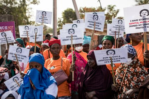 Manifestation contre le projet de loi autorisant l’excision, devant l’Assemblée nationale, à Banjul (Gambie), le 18 mars 2024.